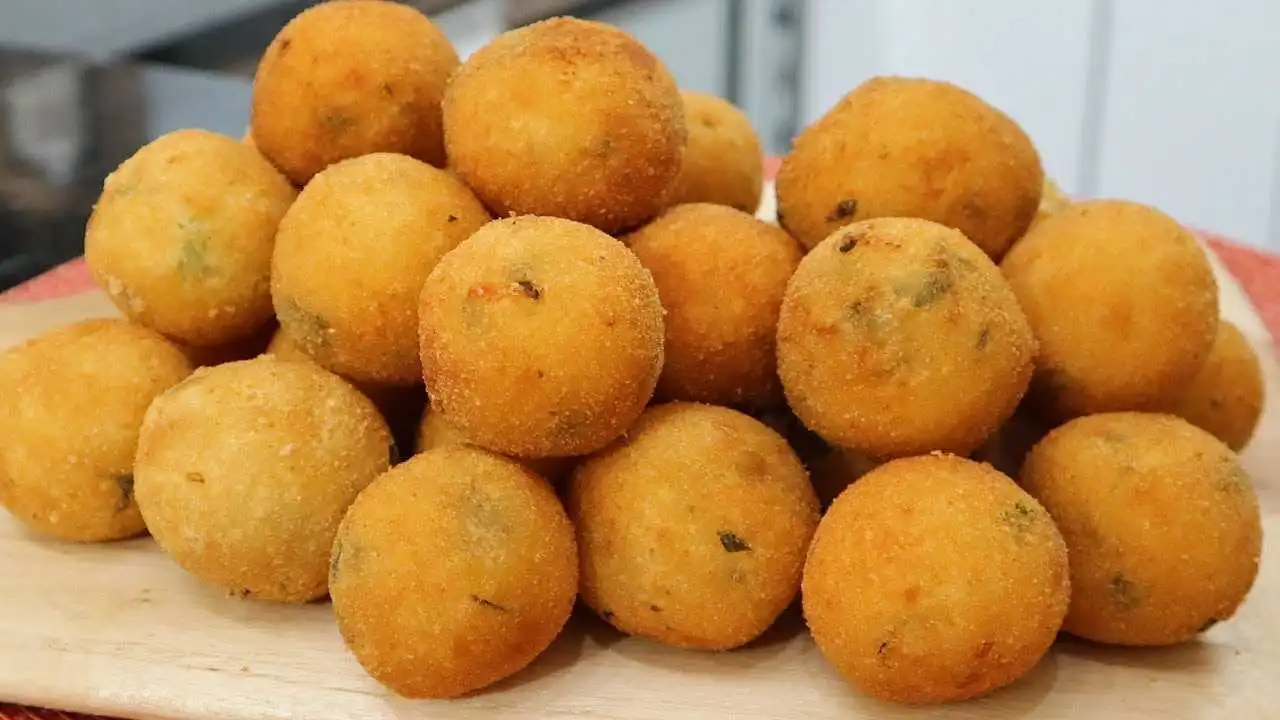 Bolinho de Mandioca com Queijo – Delícia Brasileira