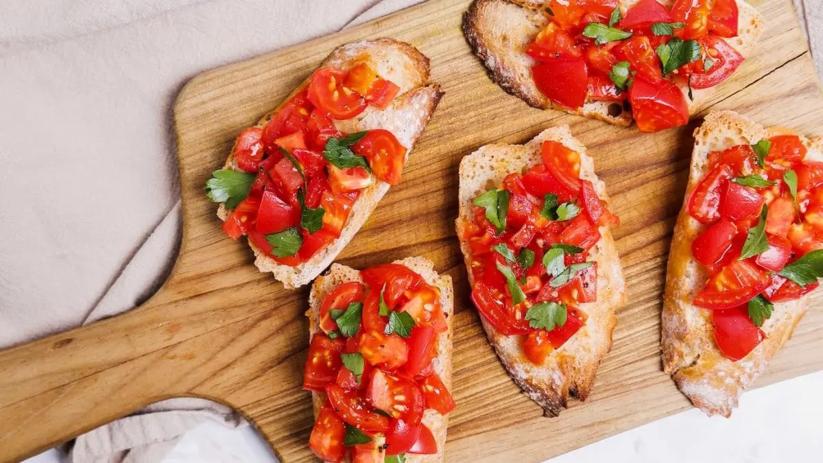 Bruschetta de Tomate e Manjericão: Uma Deliciosa Explosão de Sabores!
