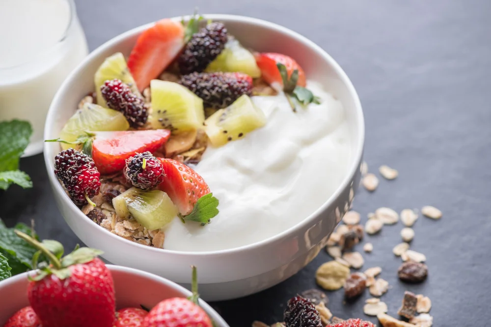 Salada de frutas com iogurte de mel e granola