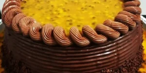 Bolo de Maracujá com Ganache de Chocolate