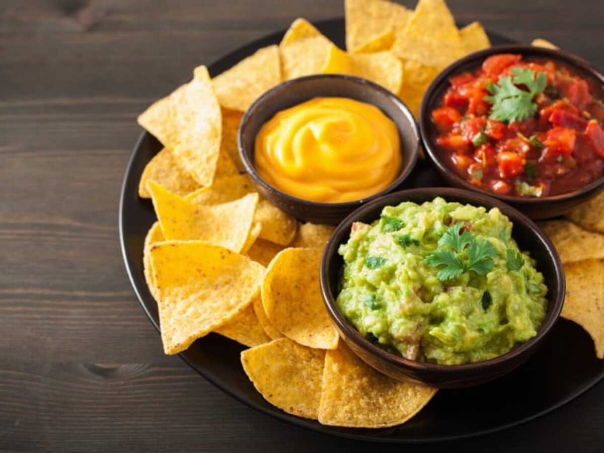Nachos com guacamole e salsa