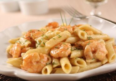 Penne ao Molho de Tomate e Camarão