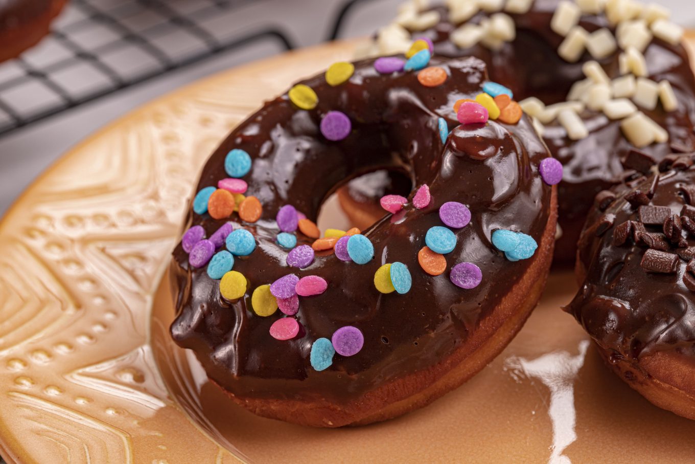 Donuts de Chocolate com Confeitos Coloridos