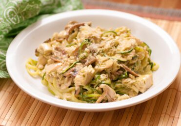 Fettuccine Alfredo com Frango Grelhado e Brócolis