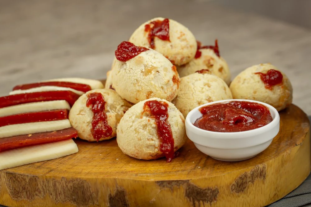 Pão de Queijo com Recheio de Goiabada
