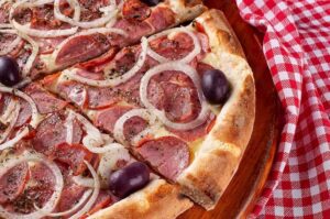 Pizza de Calabresa com Cebola e Queijo Mussarela