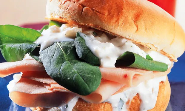 Sanduíche de Peito de Peru com Cream Cheese e Rúcula