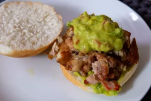 Sanduíche de Frango Grelhado com Guacamole