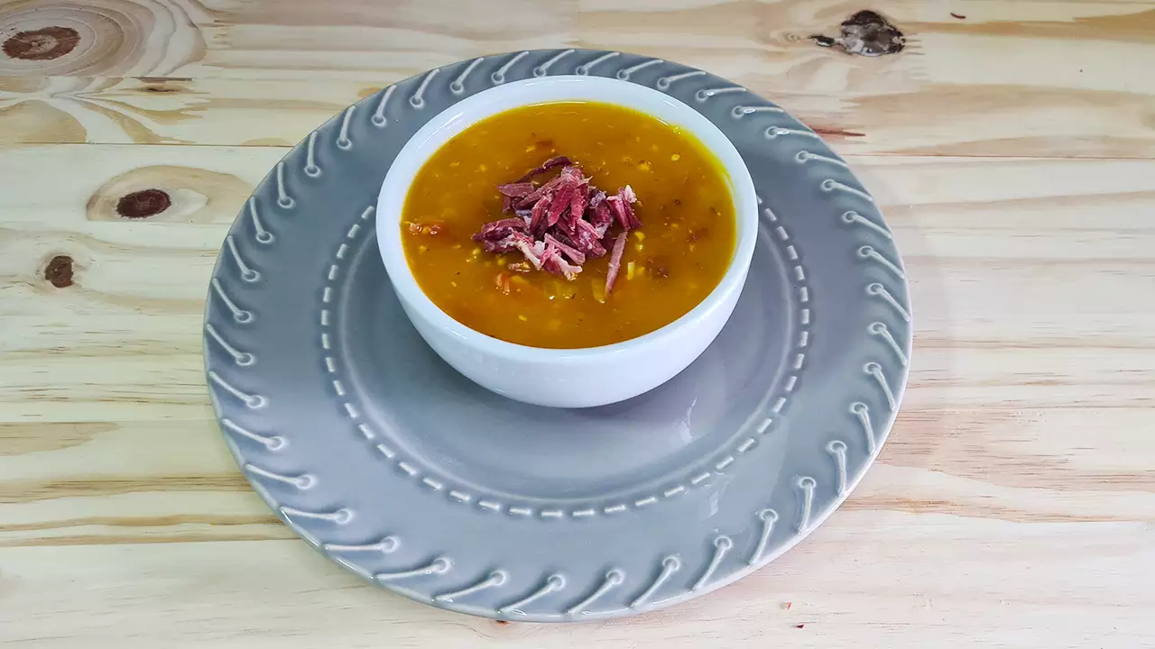 Sopa de abóbora com carne seca