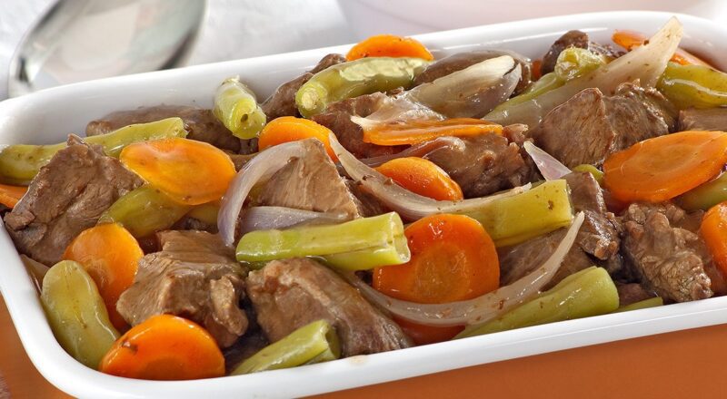 Carne cozida com verduras