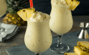 Drink com abacaxi e leite condensado