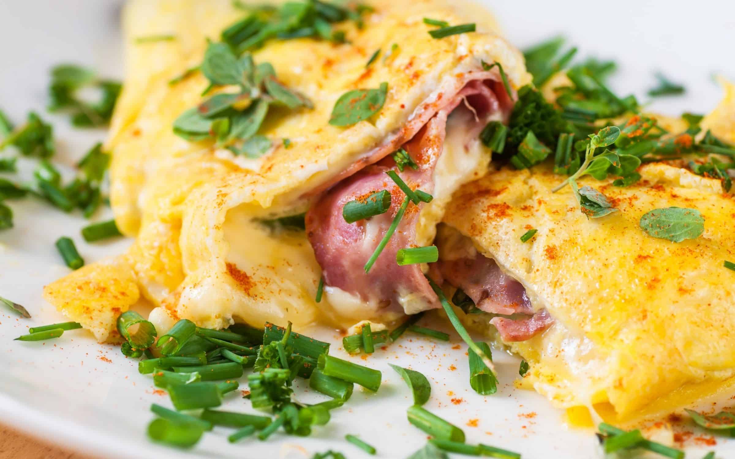 Omelete com queijo e presunto