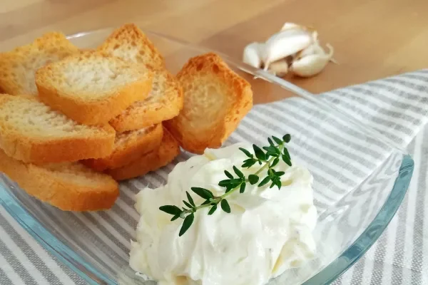 Pão de alho caseiro com creme de leite