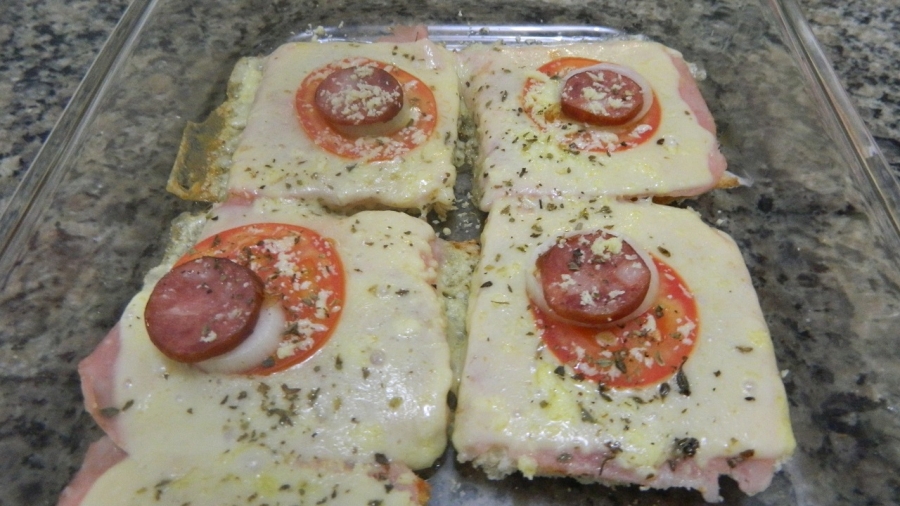 Pizza de pão de forma no micro-ondas