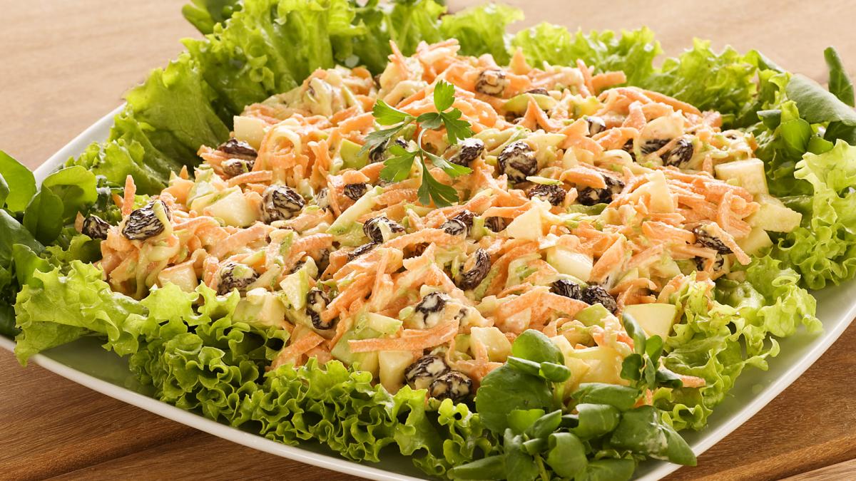 Salada com uva passa