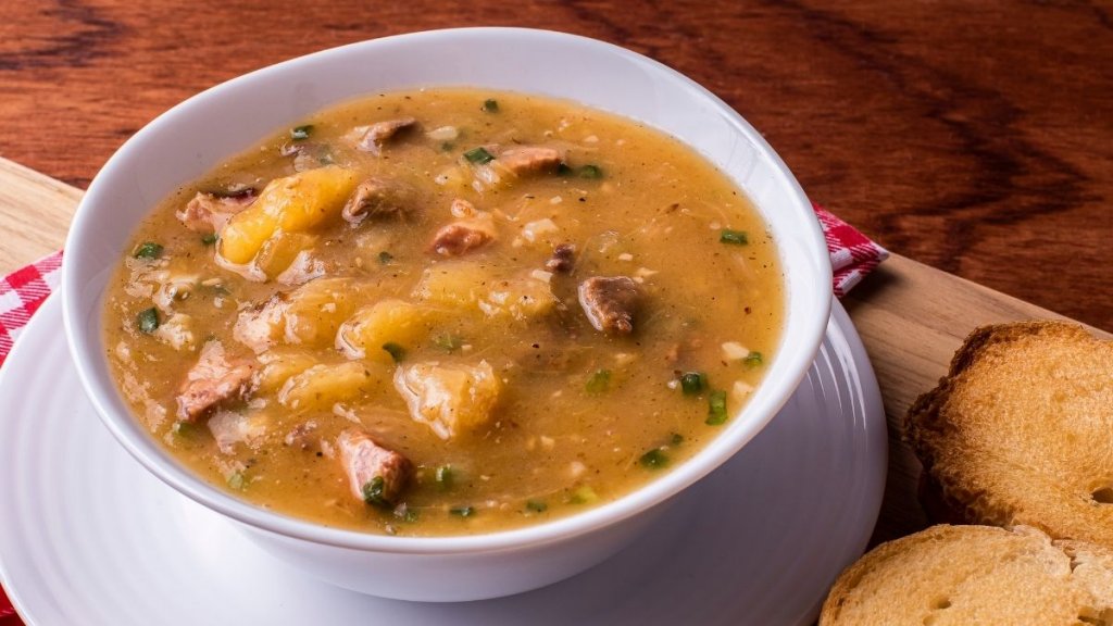 Sopa de mandioca com carne moída