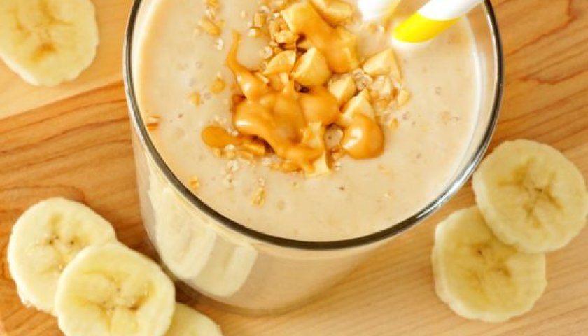 Vitamina de banana com aveia e pasta de amendoim