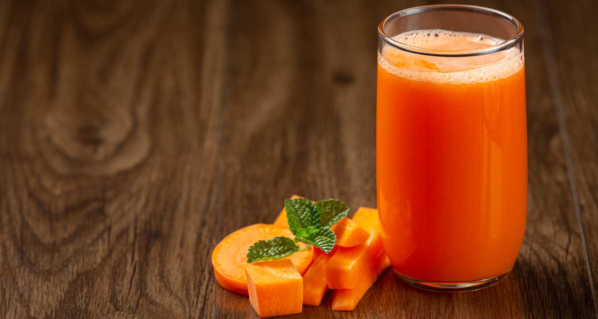 Suco de cenoura com limão e gengibre