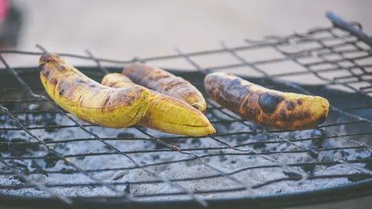Banana assada na churrasqueira