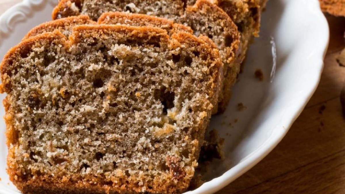 Bolo de banana com aveia e uva passa