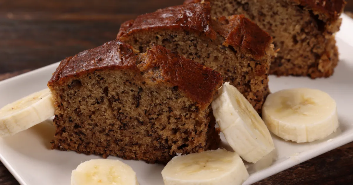 Bolo de banana com casca