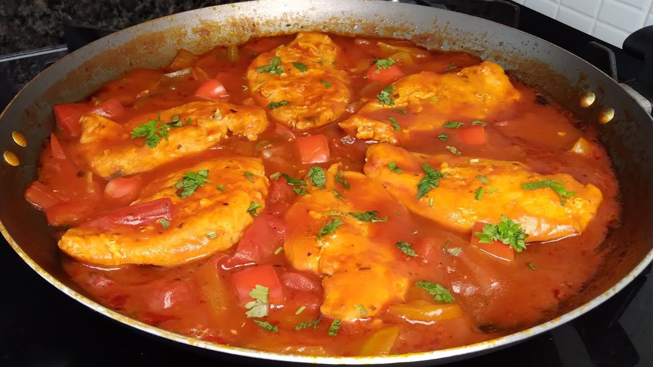 Frango cozido com molho de tomate