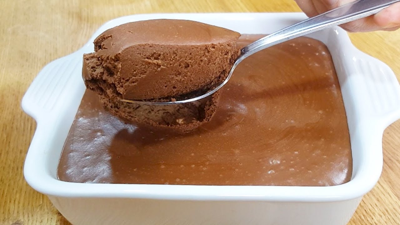 Iogurte natural com chocolate em pó. 