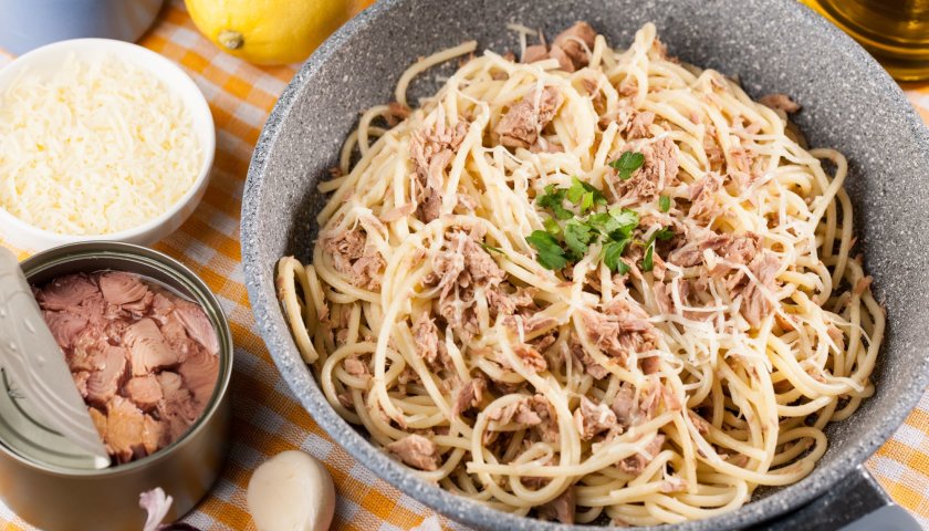 Macarrão com molho de atum