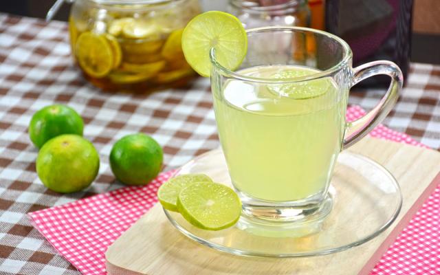 Suco de caju com limão