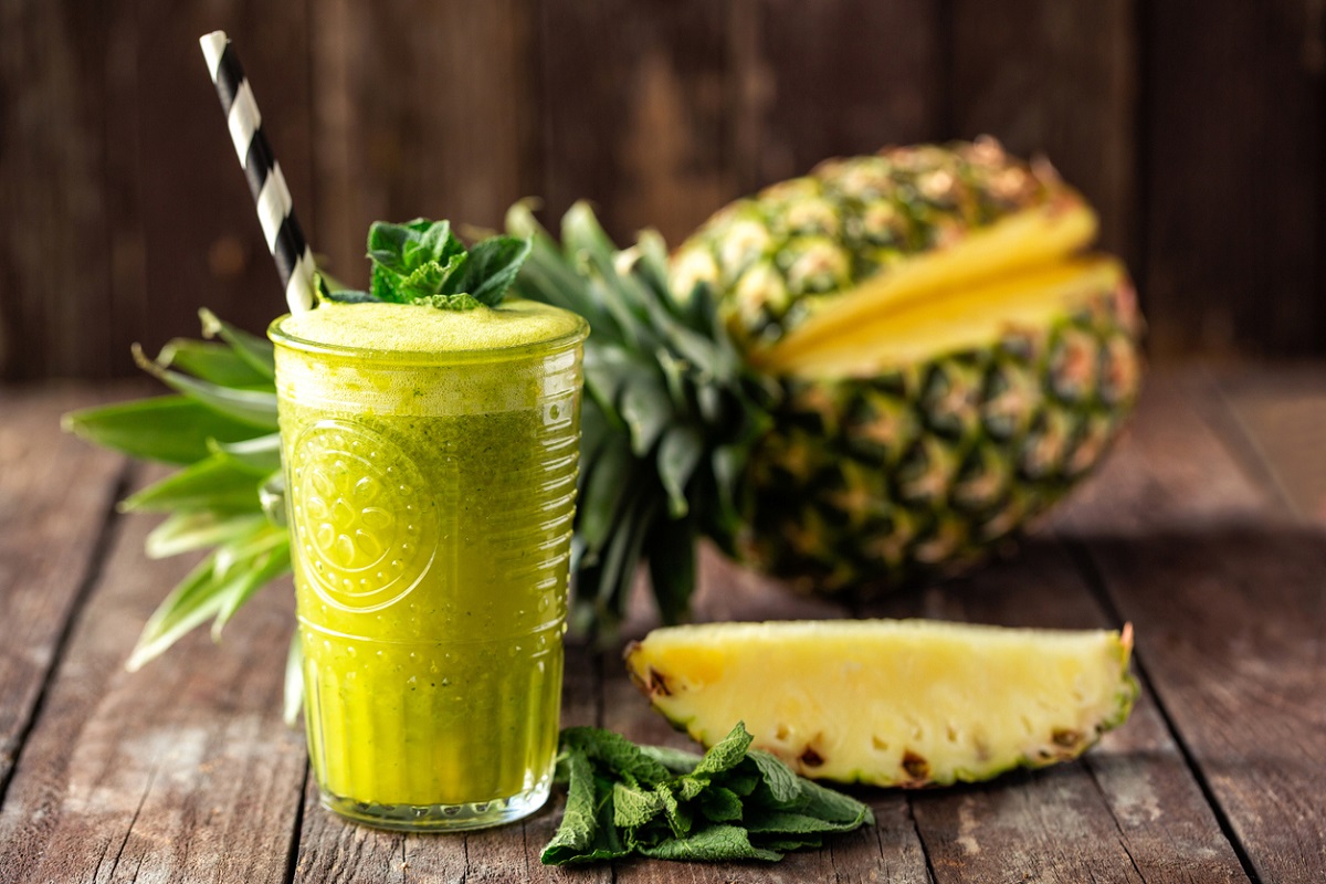 Suco de couve com abacaxi e gengibre