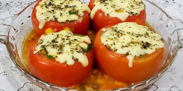 Tomate recheado com queijo